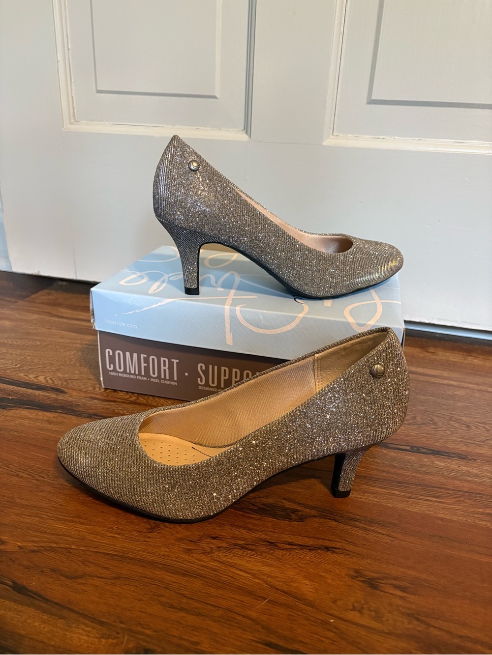 Life Stride Size 7 Glitter Sparkle Shiny Mid Heel Silver Pumps